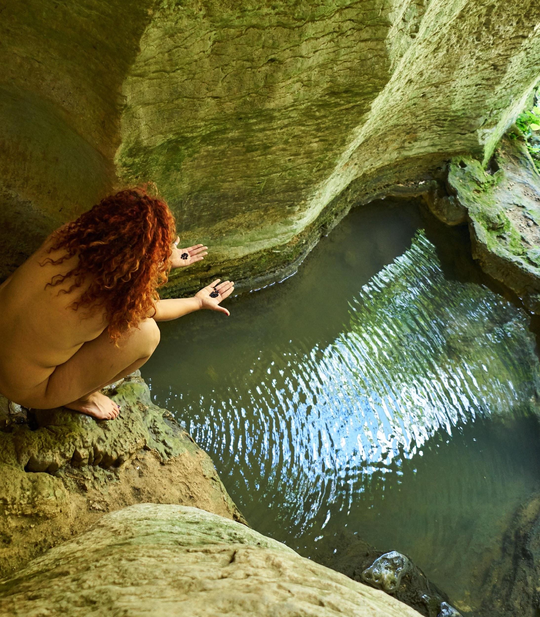 Helen Ceballos junto al agua entre rocas, fotografía de Laura Patricia, 2018
