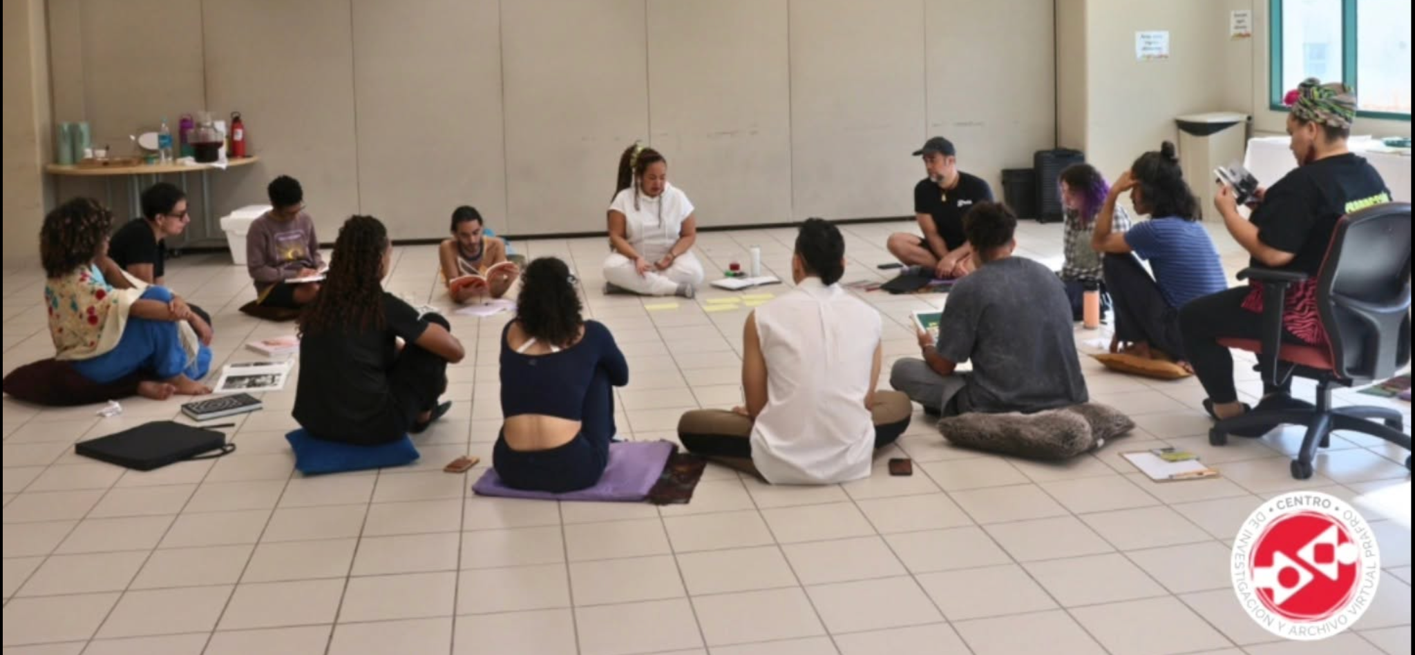 Helen Ceballos impartiendo el taller Materia Viva, sentada en círculo con participantes